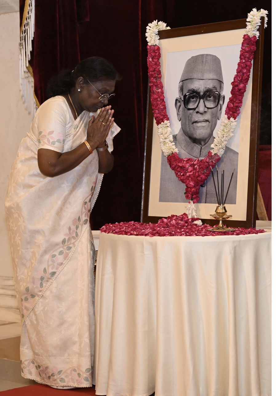PRESIDENT OF INDIA PAYS FLORAL TRIBUTES TO NEELAM SANJIVA REDDY ON HIS BIRTH ANNIVERSARY